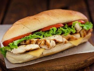 Bocadillo De Pollo y patatas fritas