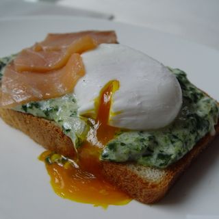 Яйце Бенедикт зі слабосолоною сьомгою (150г)