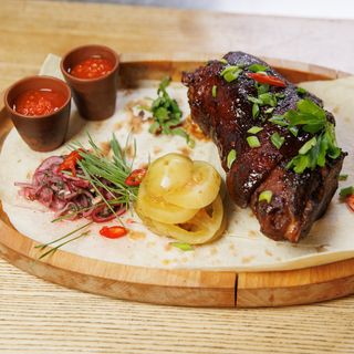 Карамелізована свинна рулька в темному пиві (1100 г)