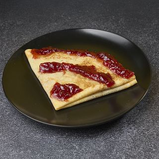 Slatka palačinka sa džemom od šumskog voća