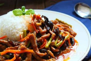 50. Maiale saltato con cipolle e riso