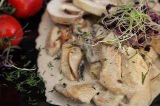 Pui in sos de ciuperci cu mamaliga