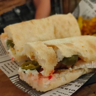 Costella, Verdures A La Graella, Bacon, formatge cheddar, ceba caramelitzada i salsa pepper ranch. 