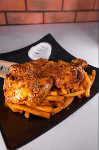 Pół kurczaka pieczonego razem z frytkami 1000-1200g