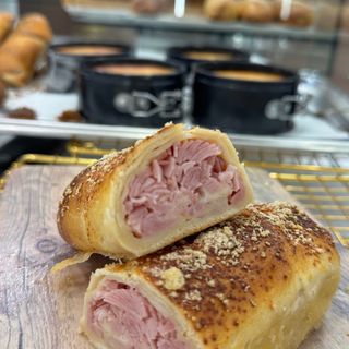 CACHITO JAMON, BAICON Y PARMESANO