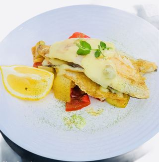 File de dorada la gratar cu legume sotate