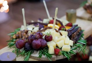 ყველი ხის დაფაზე