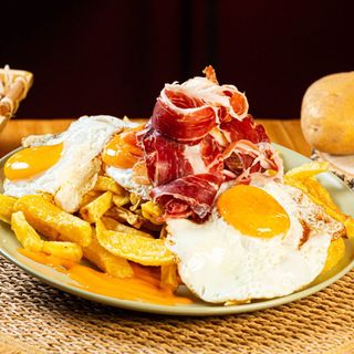 jamón sobre cama de salmorejo