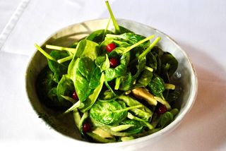 Салат зі шпинату, авокадо, огірків з медово-лаймовим соусом (210г)