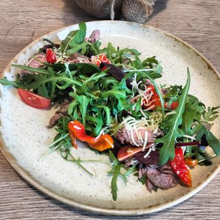 Салат з запеченою яловичиною