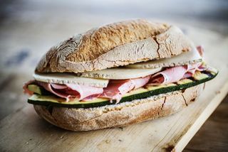 Panino con prosciutto cotto, brie, zucchine grigliate, olio, sale e origano