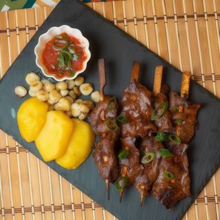 Anticucho con papas doradas y salsa de huancaina