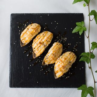 Запечені мідії з Сирно-часниковим соусом (4шт)