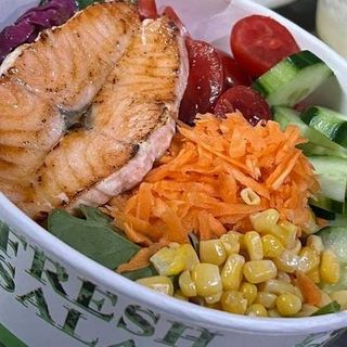 Salată cu somon