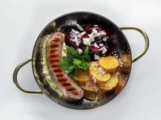 Яловича ковбаска гриль з овочами та гірчичним соусом