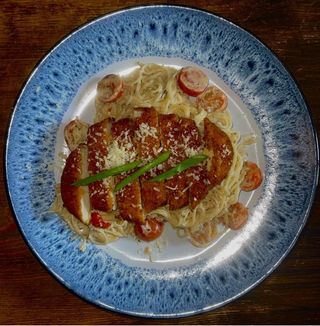 Спагетті з кріспі куркою