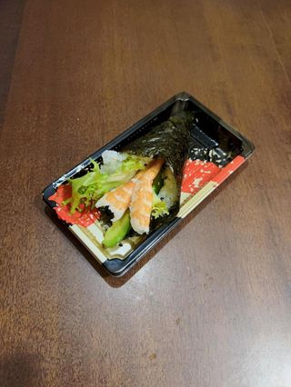 37. Temaki gamberi e avocado