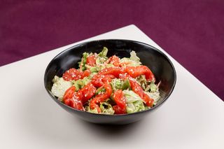 Салат з маринованим лососем (150г)