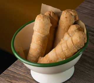 Tequeños Con Salsa De Mostaza Y Miel