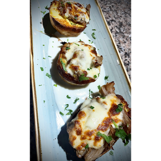 Пълнен картоф с телешко на конци (300г)