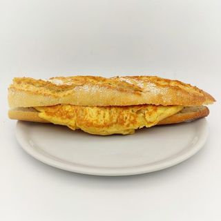 Bocadillo de tortilla francesa