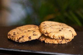 Biscuiti cu ciocolata si unt de arahide