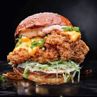 ბურგერი ორმაგი ცხარე ხრაშნა ქათმით