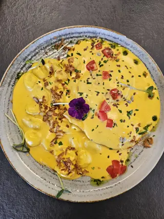 Piept de pui cu sos cheddar & gnocchi