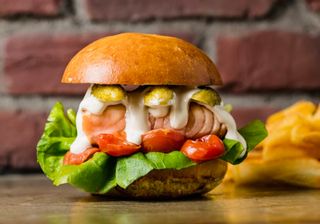 Salmon burger con fries