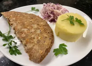 Creier la capac cu piure și salata de varza
