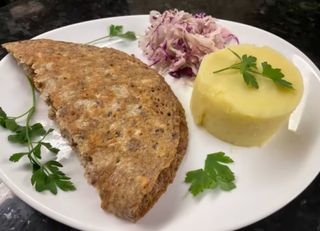 Creier la capac cu piure și salata de varza