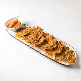 Tortillitas De Camarones Con Salsa Romesco