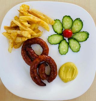 Carnaciori cu garnitura si salata varza