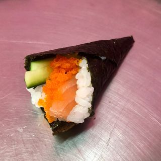 Temaki Salmón, Pepino y Tobiko (2 Pzs.)
