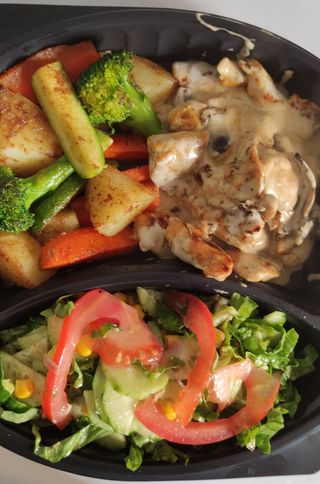 Émincé De Poulet Servi Avec Légumes Et Salade Marocaine 