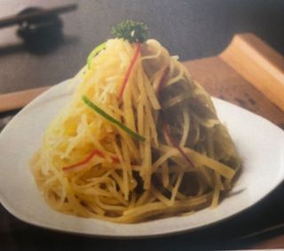 Тонко нарезанный картофель в остром соусе