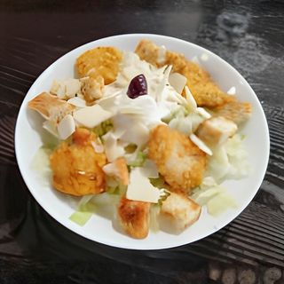 Салата Цезар с хрупкаво пиле