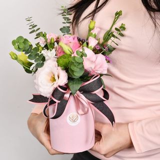 Zaigrani cvetni aranžman u roze nijansama