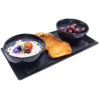 Icre de crap cu ceapă, măsline și pâine prăjită 