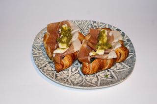 Croissant pesto