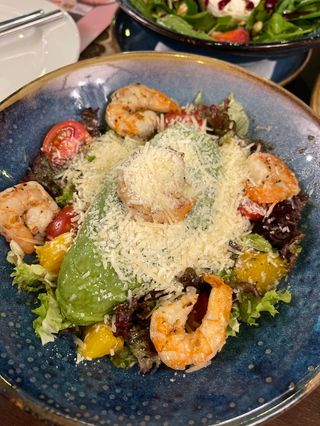 Salată cu avocado, citrus și creveți