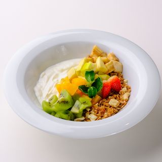 Гранолла "Экзотический тропик" с йогуртом и свежими фруктами