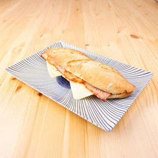 Bocadillo De Lomo Y Queso