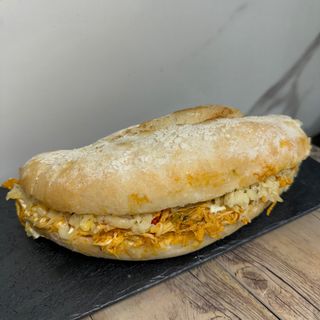 Bocadillo de pollo mechado 