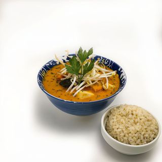 Curry tailandés de tofu y verduras con arroz negro