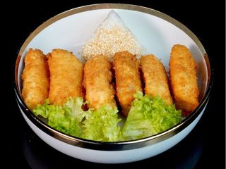 Nuggetsy z tuńczyka z ryżem i sosem spicy mayo 6 szt.