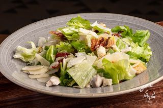 Хрупкави салати с пилешко филе (300г)