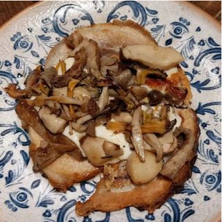 Porchetta a la parrilla con queso scamorza ahumado y mixto de setas 