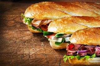 Panino con Salsiccia, Peperoni, Cipolla, Fontina, Ketchup e Maionese