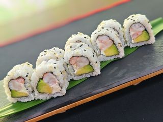 43A.Uramaki Salmon con Surimi y cebolla frito 8piezas